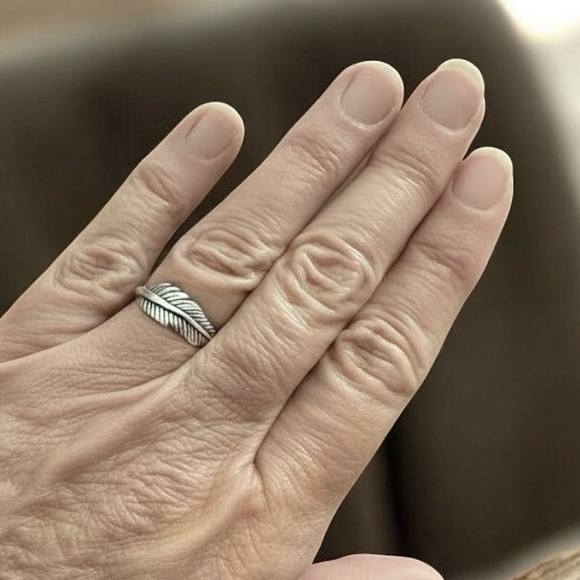 NWT 925 Sterling Silver Oxidized Feather Ring! Available in Sizes 5-10! NEW! - Picture 6 of 7